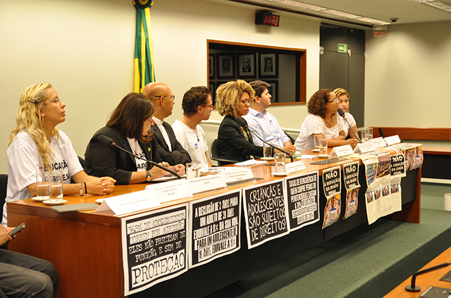 Coletiva de imprensa reuniu diversas entidades contrárias à redução da idade penal (foto: Rafael Werkema/CFESS)
