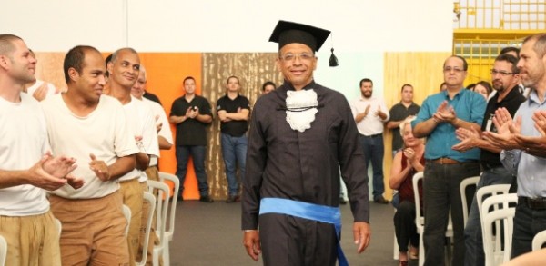 preso-venilton-leonardo-vinci-em-serra-azul-e-o-primeiro-de-sp-a-obter-ensino-superior-dentro-da-cadeia-1441747241720_615x300