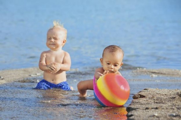 bebes_praia_bola_0