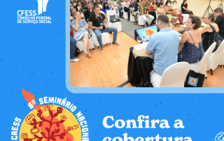 Card com fundo azul e arte do 6° Seminário Nacional de Comunicação do Conjunto CFESS-CRESS mostra uma imagem do público do evento no primeiro dia, com a mesa de abertura à frente.