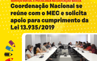 Card amarelo com lápis e outros elementos gráficos que remetem à escola destaca título e uma foto da reunião no MEC