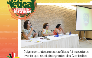 Card colorido traz logomarca do evento e uma foto com a mesa de debate composta pelas conselheiras Mirla Cisne, Raquel Alvarenga e a assessora jurídica Sylvia Terra.