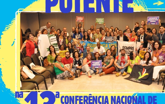 Card com fundo azul claro e amarelo mostra foto do grupo de assistentes sociais ao final da reunião com CFESS na parte central.