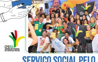 Card com fundo branco e a logo do SUS traz imagem de assistentes sociais reunidas na Conferência, após o lançamento da publicação do CFESS no evento.