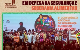 Card com fundo bege e a logo do CFESS traz a imagem da plenária final da conferência, com movimentos sociais em cima do palco.