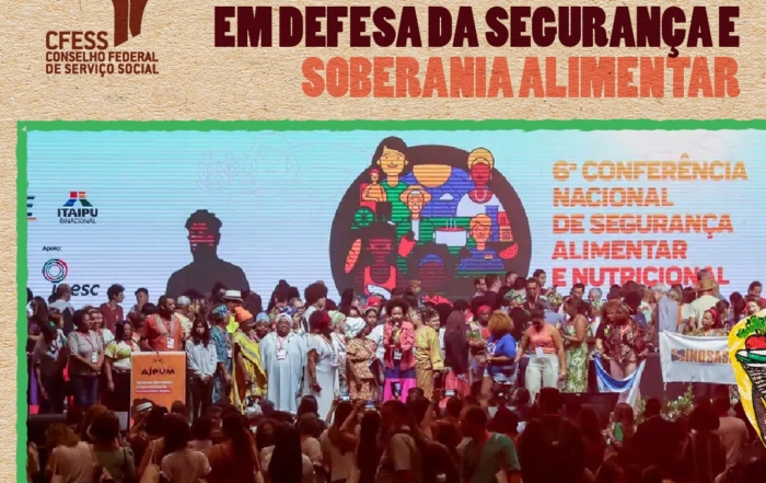 Card com fundo bege e a logo do CFESS traz a imagem da plenária final da conferência, com movimentos sociais em cima do palco.